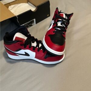 Jordan 1 mid gs size 5.5